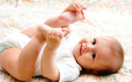 Младенец играет с ножками
