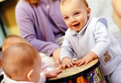 Младенец играет на барабане